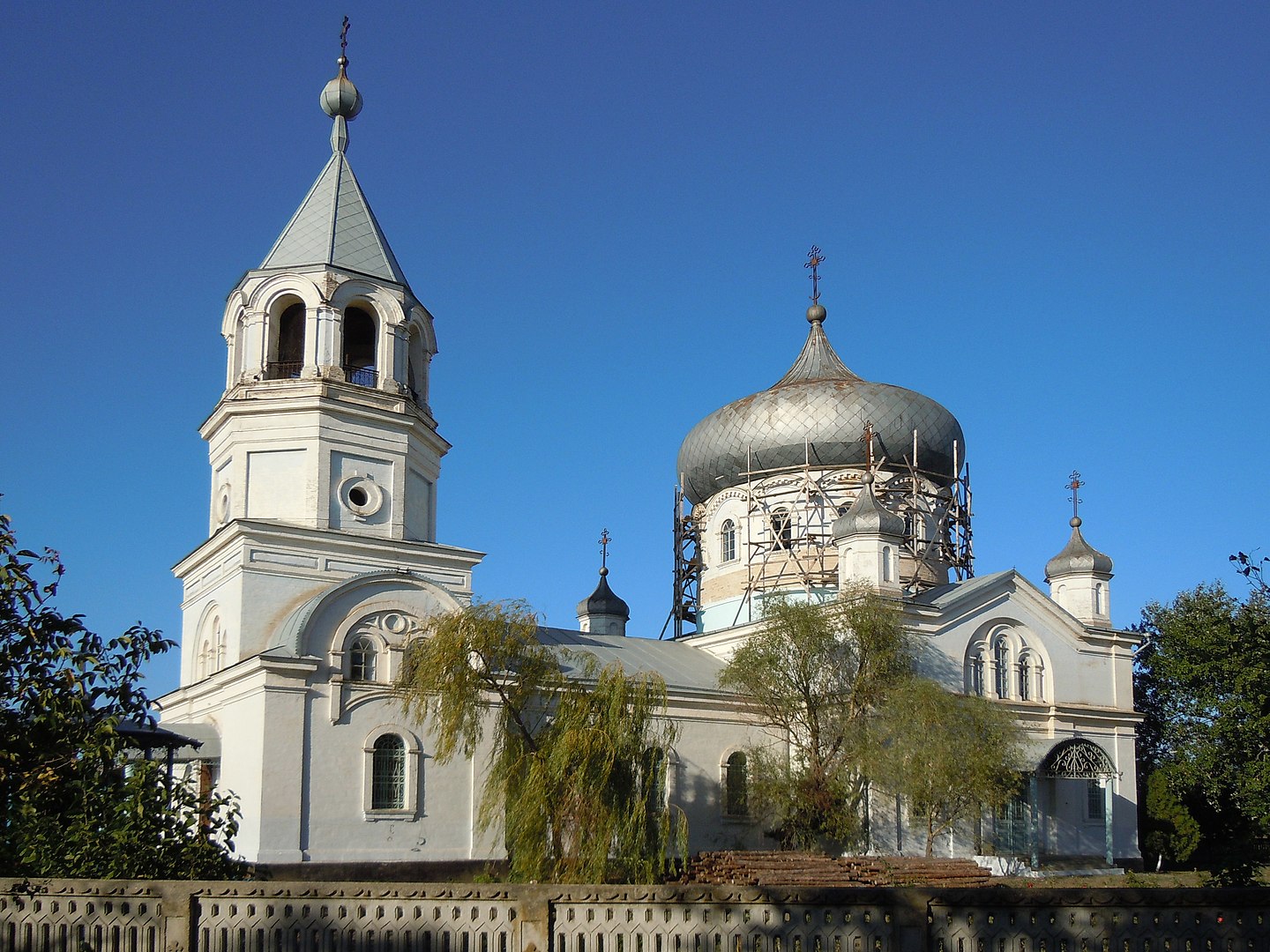 1440px Saint John the Evangelist church in Nerushay 02